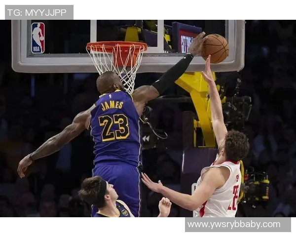 大部分时间无球！湖媒：别再试图让詹姆斯变成追梦了 让他做自己